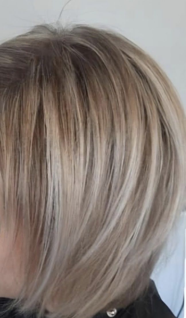 Dezelfde bob na het kleuren, koel blond met highlights